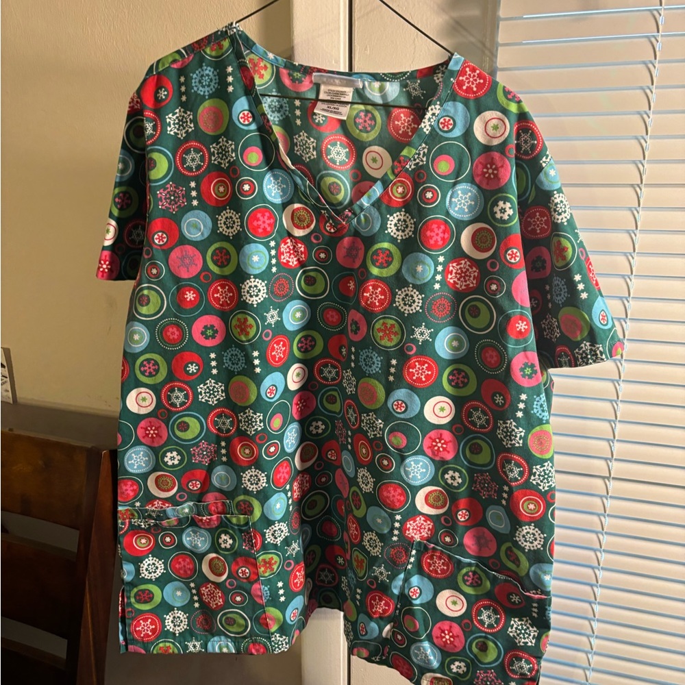 Snowflake Women’s scrub top Size XL by SB Scrubs